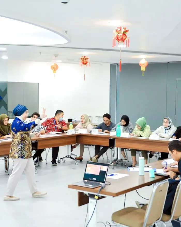 Diskusi dan praktik dalam kelas