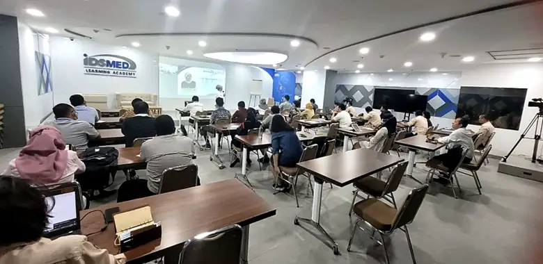 Kelas sales di ruang pelatihan klien