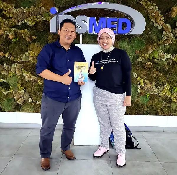 Pembaca buku Jurus Ampuh Menghancurkan Mental Block
