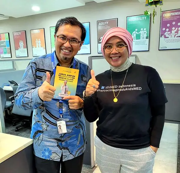 Pembaca buku Jurus Ampuh Menghancurkan Mental Block