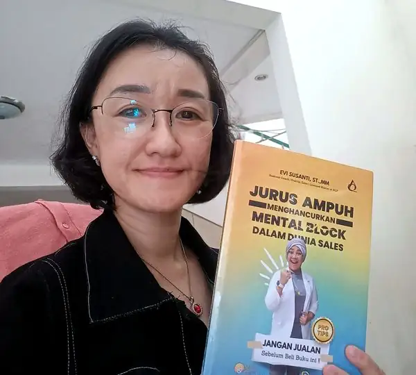 Pembaca buku Jurus Ampuh Menghancurkan Mental Block