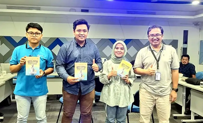 Pembaca buku Jurus Ampuh Menghancurkan Mental Block