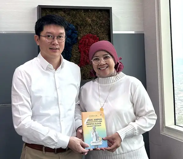 Pembaca buku Jurus Ampuh Menghancurkan Mental Block