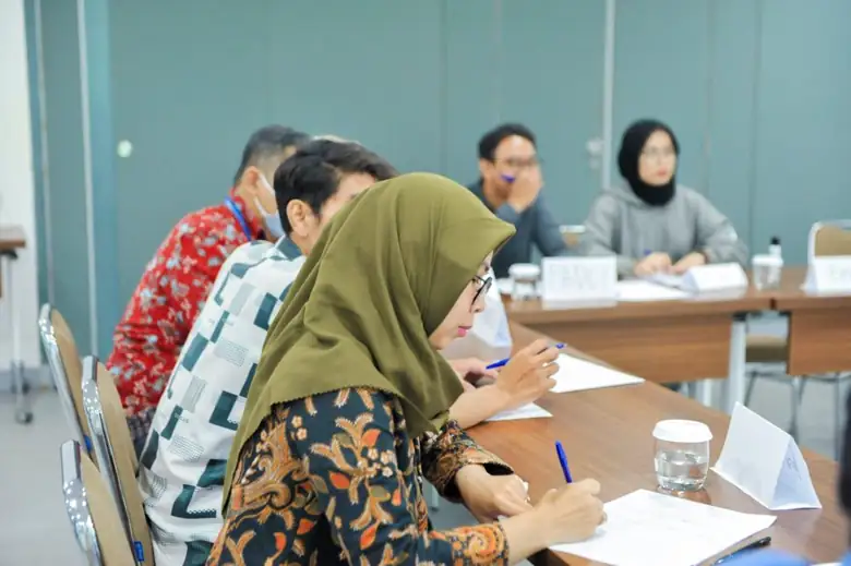 Peserta mengerjakan latihan