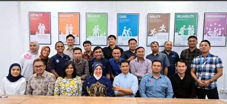 Tim sales Makassar bersama Coach Evi
